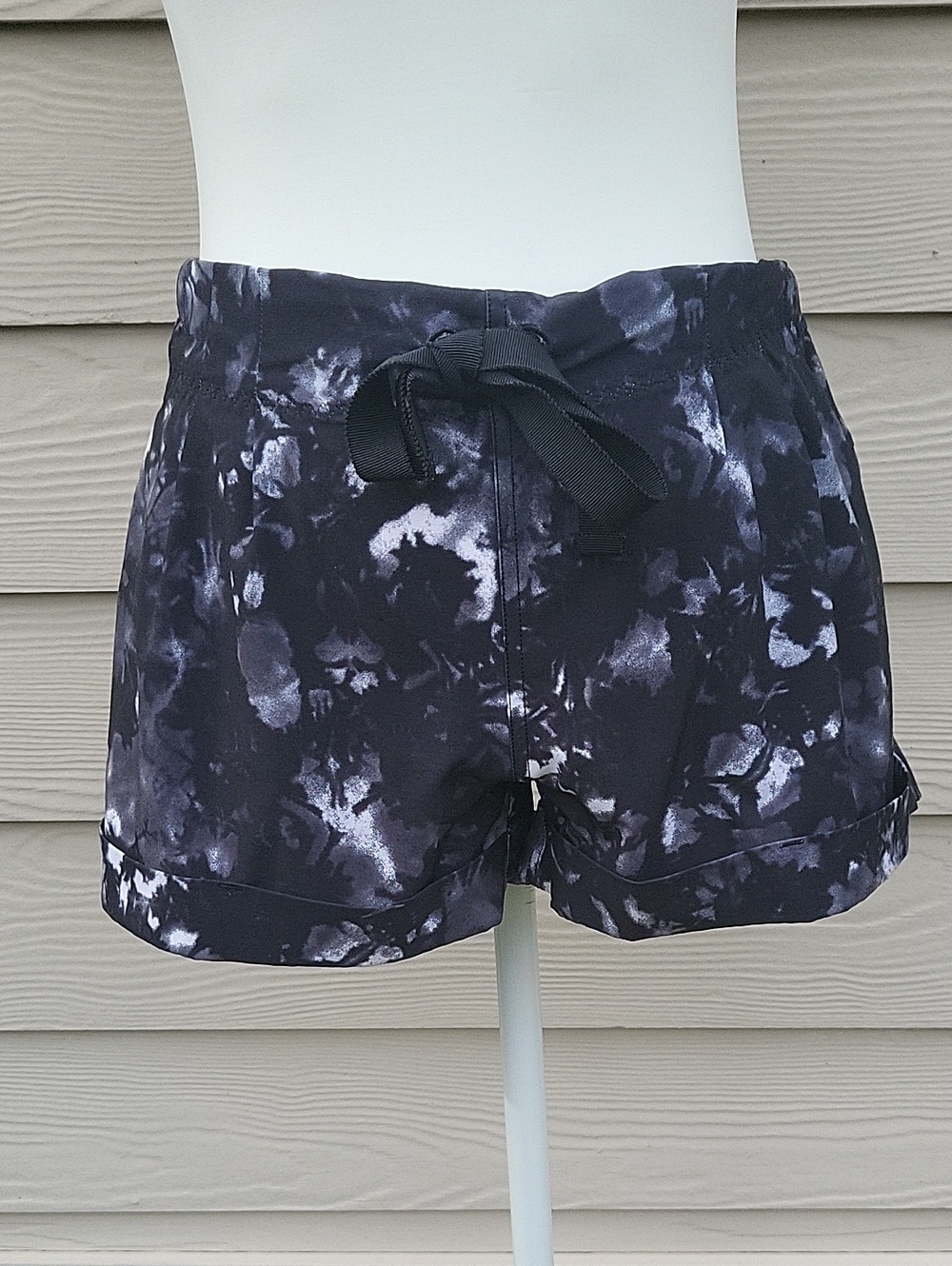 Lululemon Tie Dye Running Shorts Size 8 Black Gray Athletic Workout Shorts